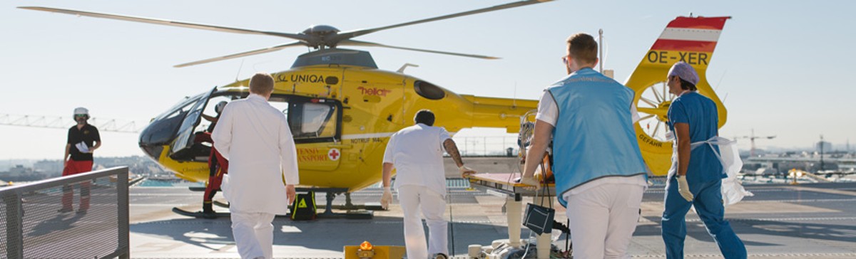 Rettungshubschrauber und Notfallteam auf dem Hubschrauberlandeplatz