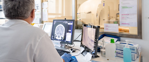Ein Mann sieht ein Röntgenbild auf einem Bildschirm